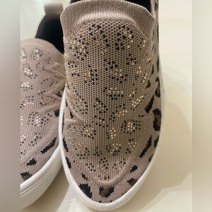 Sz 6.5 Bernie Mev. Slip on’s